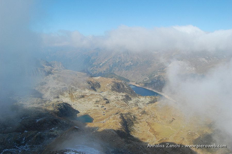 24 Panorama sulla conca del Calvi, lago dei Curiosi e diga Fregabolgia .JPG